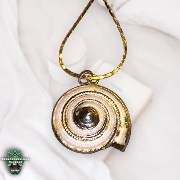 VINTAGE Power Nautilus Seashell & Gold Tone Metal Chain Pendant Mermaid Necklace - Picture 3 of 10